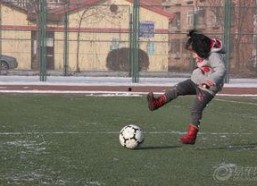 宋小宝踢球照片,踢球瞬间引网友热议